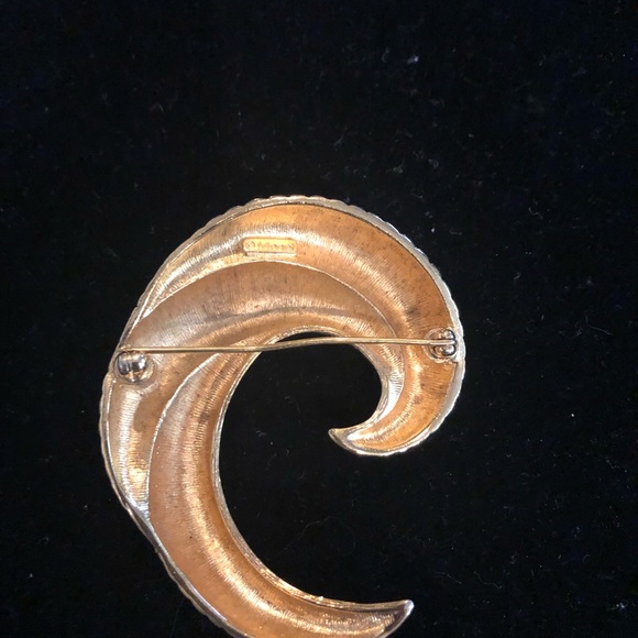 Vintage Monet gold plated broach - Picture 3 of 4